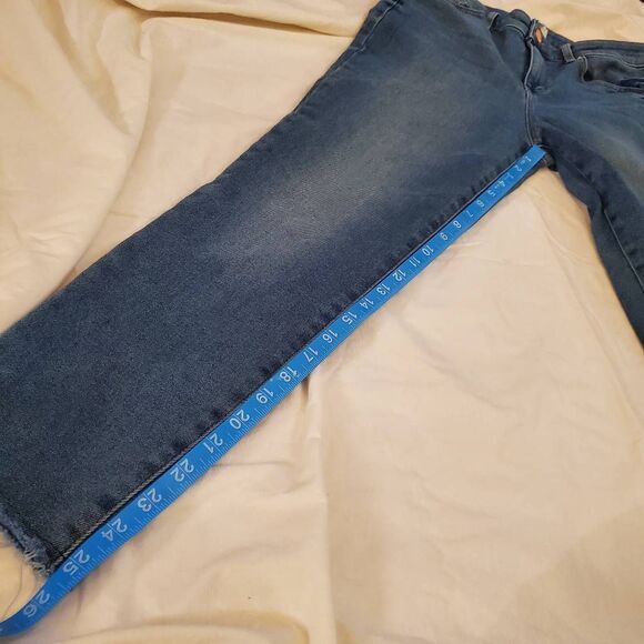 EUC William Rast Medium Wash, Highrise, Sculpted Skinny Jean. Size 30 - Picture 6 of 9